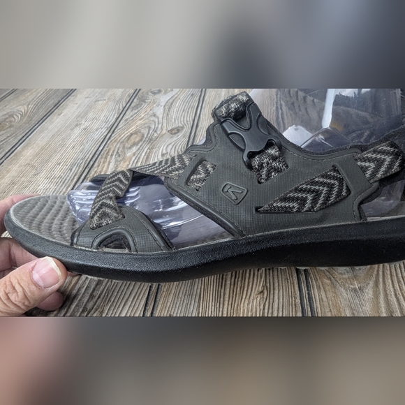 Keen Maupin Size 8.5 Contour Arch Hiking Sandal Black Gray - Picture 8 of 13